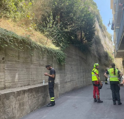 Ventimiglia: 25enne si getta in un burrone dopo aver tentato il furto di un'auto, intervento di Vigili del Fuoco e 118 Ventimiglia: 25enne si getta in un burrone dopo aver tentato il furto di un'auto, intervento di Vigili del Fuoco e 118