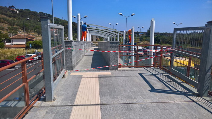 Diano Marina: 70enne inciampa mentre cammina sulla passerella vicino alla stazione, portata in ospedale Diano Marina: 70enne inciampa mentre cammina sulla passerella vicino alla stazione, portata in ospedale