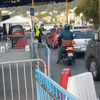 Ventimiglia: intervento del Fai e gendarmerie comprensiva, alle 8 sparita la coda a Ponte San Ludovico (Foto e Video)