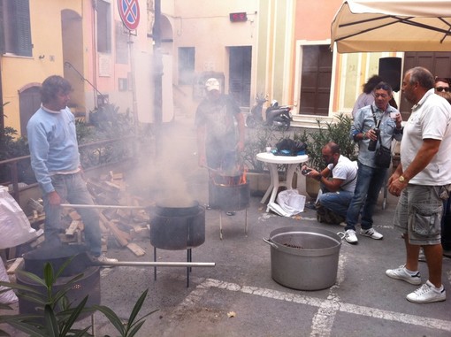 Sanremo: pomeriggio di festa oggi a Coldirodi con giochi e la tradizionale Castagnata (le foto) Sanremo: pomeriggio di festa oggi a Coldirodi con giochi e la tradizionale Castagnata (le foto)