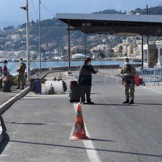 Stop all'acquisto delle sigarette al confine: francesi rispediti indietro con le autocertificazioni per comprare le 'bionde' (Foto)