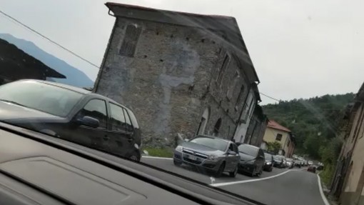 Pieve di Teco: incubo coda sulla statale 28, un'ora e mezza per raggiungere il mare. Alessandri "Vergognoso, scriverò al Prefetto" (Video)