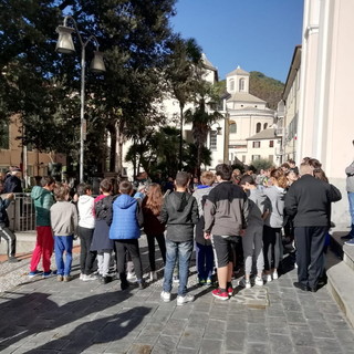 Pieve di Teco: gli alunni dell'Istituto Comprensivo alle celebrazione della giornata dell’Unità Nazionale e delle Forze Armate