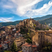 Mistero a Ceriana: 35enne precipita dal tetto di via Palazzo nel centro storico, indagini in corso dei Carabinieri Mistero a Ceriana: 35enne precipita dal tetto di via Palazzo nel centro storico, indagini in corso dei Carabinieri