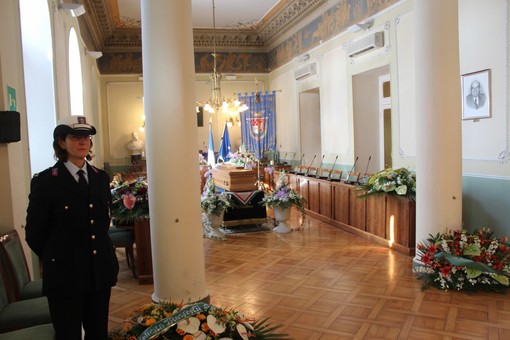 Imperia: aperta la camera ardente dell'On. Manfredo Manfredi, molti i volti noti venuti a fargli visita