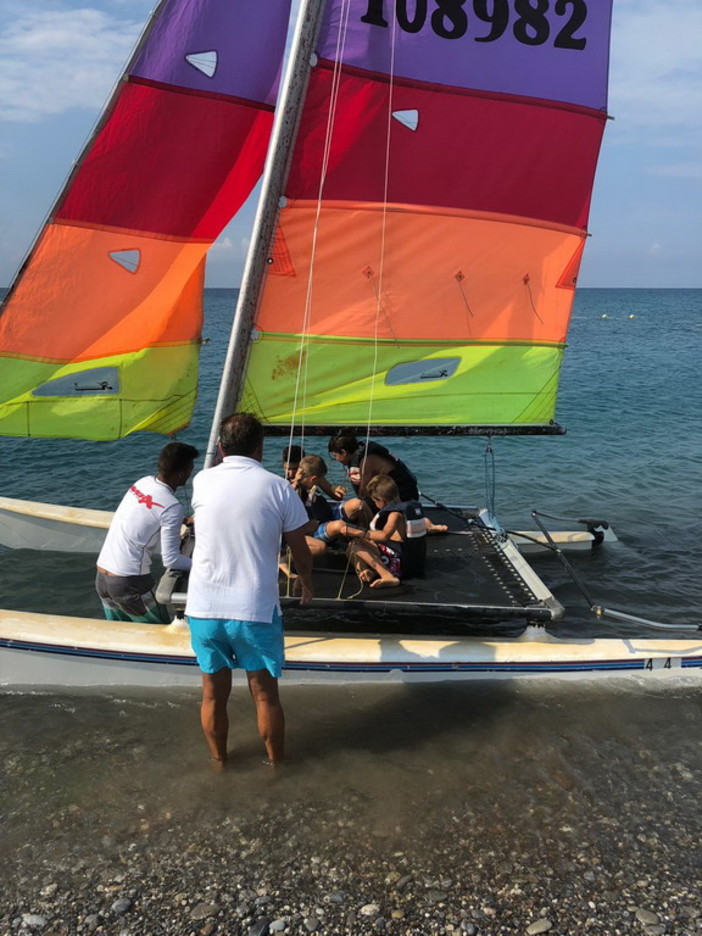 Vallecrosia: iniziativa per i giovani clienti dello stabilimento 'La Polena', un giro in catamarano (Foto)