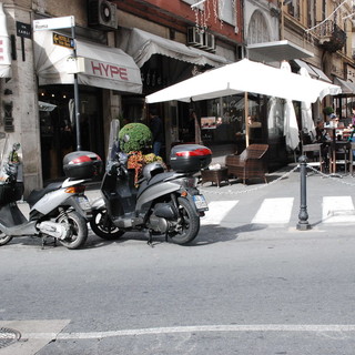 Sanremo: dissuasori e catene all'ingresso di via Carli, la protesta di residenti ed esercenti