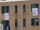 Sanremo: dalle sbarre del carcere di Valle Armea spuntano le lenzuola di protesta, i detenuti chiedono l'indulto (Foto)