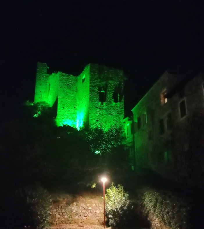 Giornata Mondiale della Salute Mentale, il Castello di Isolabona si tinge di verde Giornata Mondiale della Salute Mentale, il Castello di Isolabona si tinge di verde