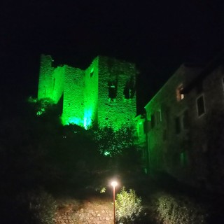 Giornata Mondiale della Salute Mentale, il Castello di Isolabona si tinge di verde Giornata Mondiale della Salute Mentale, il Castello di Isolabona si tinge di verde