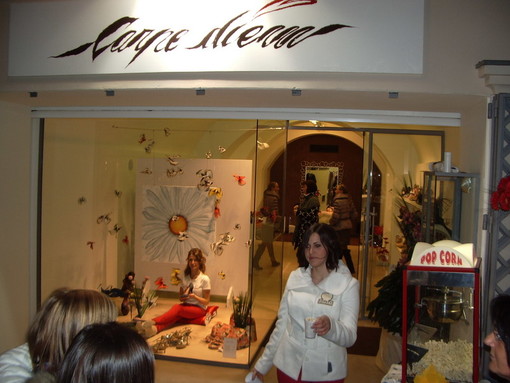 Sanremo: modella in vetrina per negozio Carpe Diem