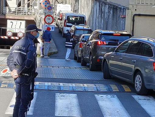 Sanremo: caos per i tamponi questa mattina tra corso Garibaldi e via Pallavicino, centinaia di auto in coda (Foto)