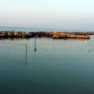 Sanremo: allestiti ai bagni 'Euro Nettuno Beach' campi da volley e basket in acqua (Foto)