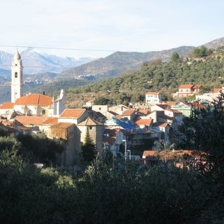 Imperia: il Sindaco Capacci e l'Assessore Abbo ieri sera all'assemblea del circolo 'Manuel Belgrano' Imperia: il Sindaco Capacci e l'Assessore Abbo ieri sera all'assemblea del circolo 'Manuel Belgrano'