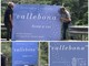 Vallebona: cartelli di benvenuto all'ingresso del paese in tre lingue, c'è anche il dialetto con 'Bona a vui'