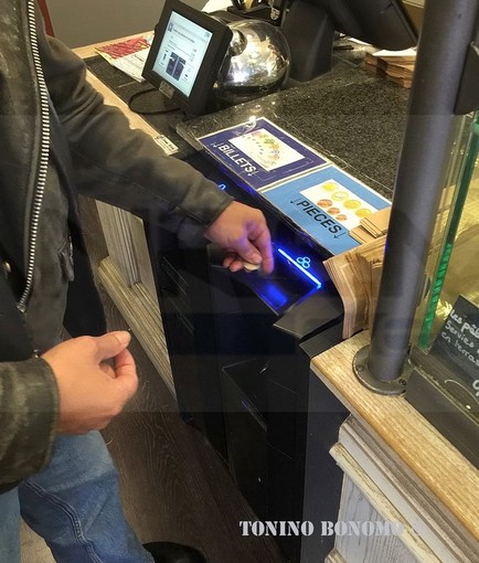 Costa Azzurra: una 'macchinetta' innovativa per controllare i soldi falsi nei negozi francesi Costa Azzurra: una 'macchinetta' innovativa per controllare i soldi falsi nei negozi francesi