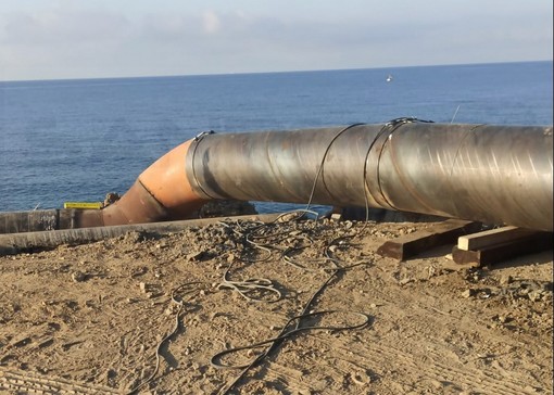 Il lavoro eseguito al collettore e, sotto, le spiagge oggi a Sanremo Il lavoro eseguito al collettore e, sotto, le spiagge oggi a Sanremo
