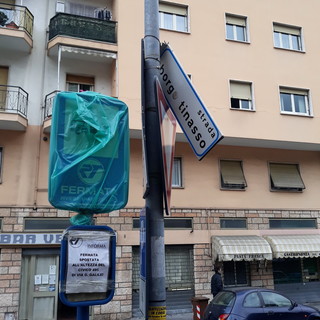 Sanremo: cartello barcollante all'inizio di strada Borgo Tinasso, la segnalazione di un lettore (Foto) Sanremo: cartello barcollante all'inizio di strada Borgo Tinasso, la segnalazione di un lettore (Foto)