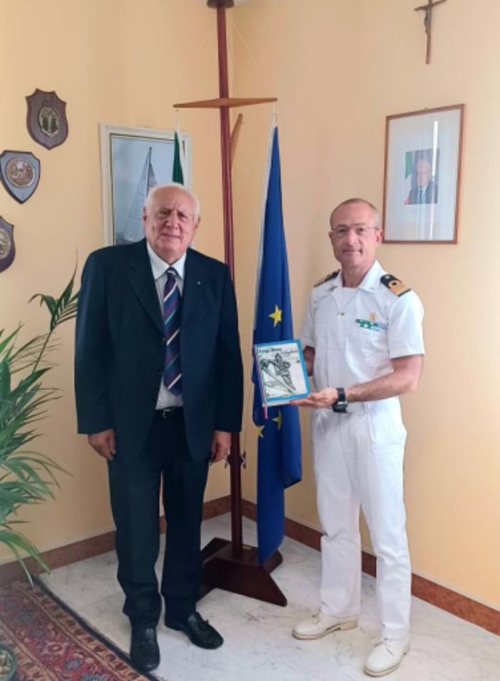 Il commendatore Mariano Tedeschi dona alla Capitaneria di porto di Imperia il libro sulla biografia dell’Eroe di Premuda Il commendatore Mariano Tedeschi dona alla Capitaneria di porto di Imperia il libro sulla biografia dell’Eroe di Premuda