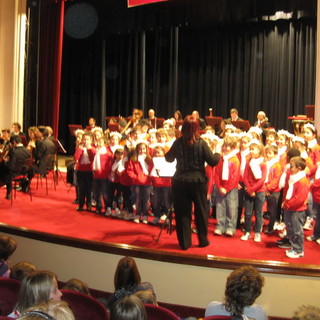 I bambini del corso 'Voci bianche' di San Piero cantano al concerto di Natale con la Sinfonica di Sanremo