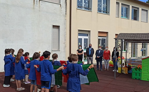 Lions Club Riva Santo Stefano: consegnato il Tricolore ai bambini delle elementari di otto comuni (Foto)