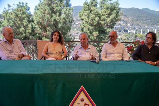 Sanremo Summer Symphony si chiude con il veterano del Festival Vince Tempera: colonne sonore e una tirata d'orecchie alla politica Sanremo Summer Symphony si chiude con il veterano del Festival Vince Tempera: colonne sonore e una tirata d'orecchie alla politica