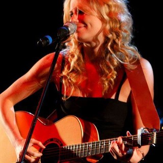 La cantautrice ponentina Chiara Ragnini al TG1 con la canzone 'Castelli sulla sabbia'