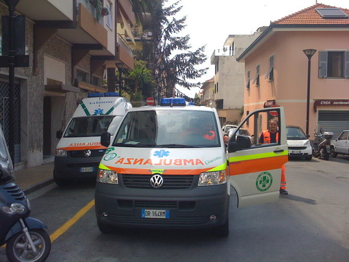 Sanremo: urta la bici del fidanzato e cade rovinosamente a terra, 21enne trasportata al pronto soccorso