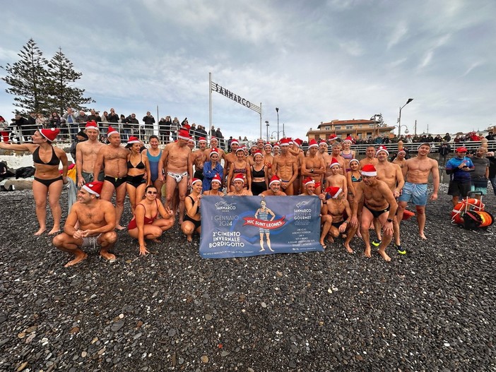 Bordighera: non solo 'cimento', al San Marco Beach i partecipanti hanno anche pulito le spiagge (Foto)