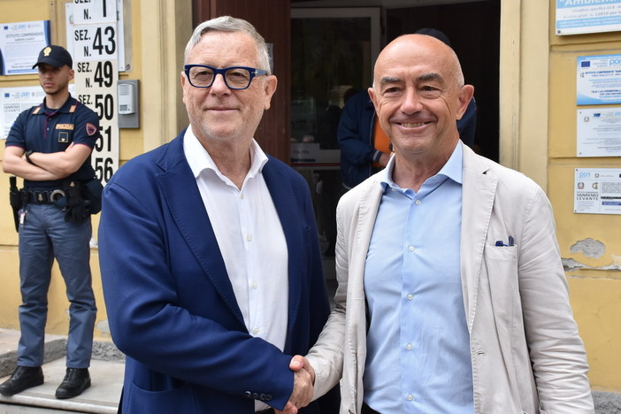 Elezioni a Sanremo: i due candidati a sindaco hanno votato ai seggi delle scuole di corso Cavallotti (Foto) Elezioni a Sanremo: i due candidati a sindaco hanno votato ai seggi delle scuole di corso Cavallotti (Foto)