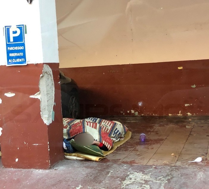Sanremo: aumentano i questuanti in città con il caldo, alcuni passano la notte in via Fratti (Foto) Sanremo: aumentano i questuanti in città con il caldo, alcuni passano la notte in via Fratti (Foto)