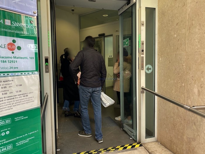 La persone in attesa all'ingresso della banca di via Matteotti