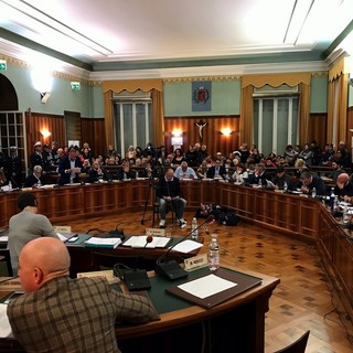 Sanremo: assenza dei dirigenti in Consiglio comunale, ordine di servizio del segretario e rischio di sanzioni