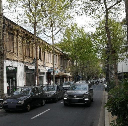 Sanremo: lunghe code in corso Garibaldi per i tamponi al Palafiori, ci sono anche i 'furbetti' da via Pallavicini (Foto)
