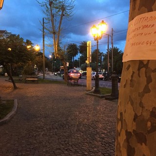 Sanremo: ipotesi di un parcheggio nei giardini di via Ruffini, spuntano cartelli allarmistici ma non c’è traccia di un progetto