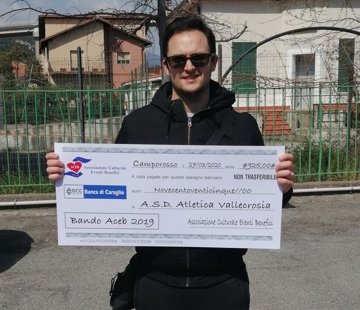 Consegnati dalla Aceb gli assegni 'virtuali' alle associazioni 'Non siamo soli' e 'Atletica di Vallecrosia'