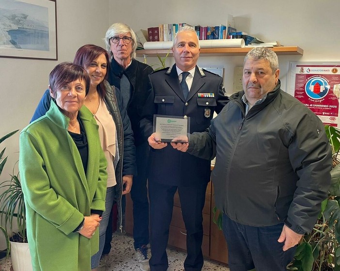 Sanremo: targa di riconoscimento alla Polizia Locale dalla Confesercenti “Impegno fondamentale per la legalità e l’equità del mercato” Sanremo: targa di riconoscimento alla Polizia Locale dalla Confesercenti “Impegno fondamentale per la legalità e l’equità del mercato”