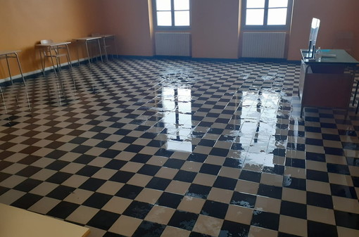 Ventimiglia: classe nella scuola della città alta allagata, polemica sui social. Risponde l'Amministrazione (Foto) Ventimiglia: classe nella scuola della città alta allagata, polemica sui social. Risponde l'Amministrazione (Foto)