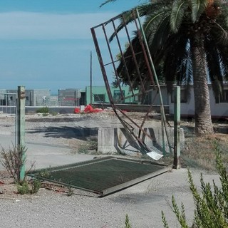 Sanremo: dopo il prato dissestato al campo di atletica ecco un cancello divelto a Pian di Poma Sanremo: dopo il prato dissestato al campo di atletica ecco un cancello divelto a Pian di Poma