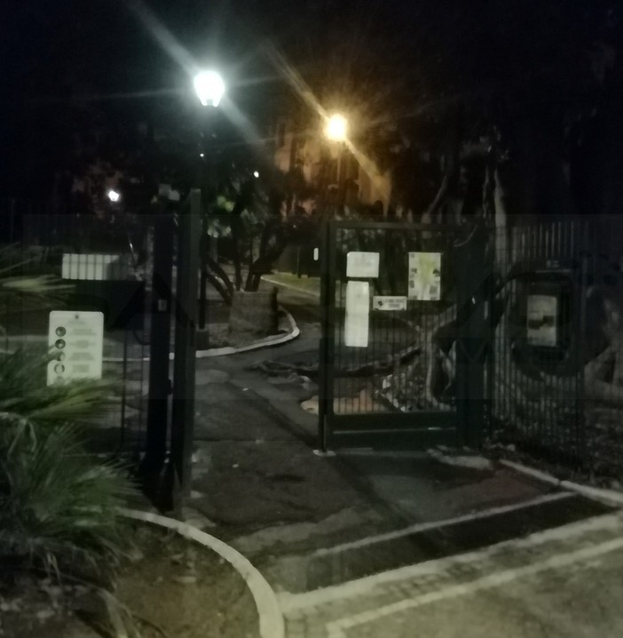 Sanremo: problemi di apertura e chiusura dei cancelli ai giardini della Foce, la segnalazione di una lettrice