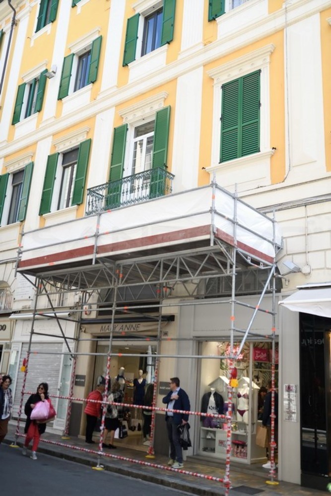 Sanremo: calcinacci pericolanti in via Matteotti, installata un'impalcatura in attesa dei lavori (Foto)