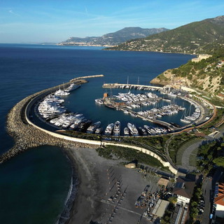 Ventimiglia, controlli sullo yacht di Ermolaev a Cala del Forte: rafforzata la vigilanza dopo l'attentato a Monaco Ventimiglia, controlli sullo yacht di Ermolaev a Cala del Forte: rafforzata la vigilanza dopo l'attentato a Monaco