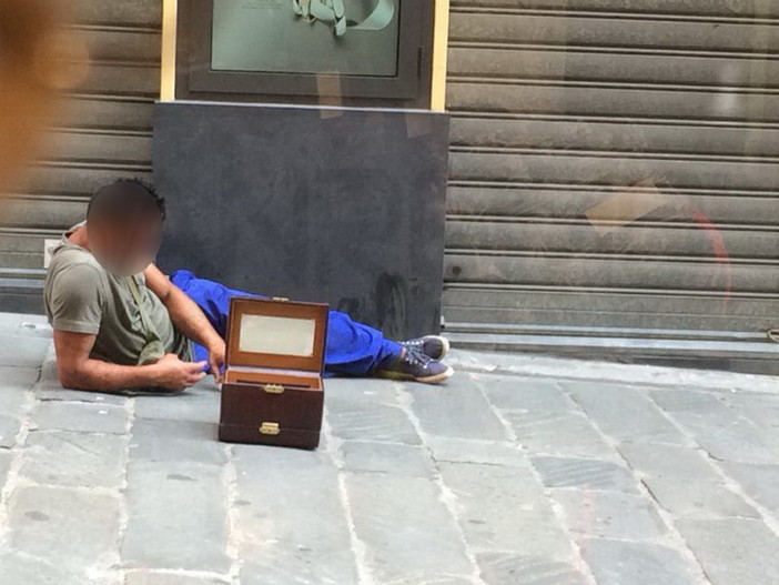 Sanremo: un altro clochard in via Palazzo, le foto di un giovane sdraiato a terra Sanremo: un altro clochard in via Palazzo, le foto di un giovane sdraiato a terra