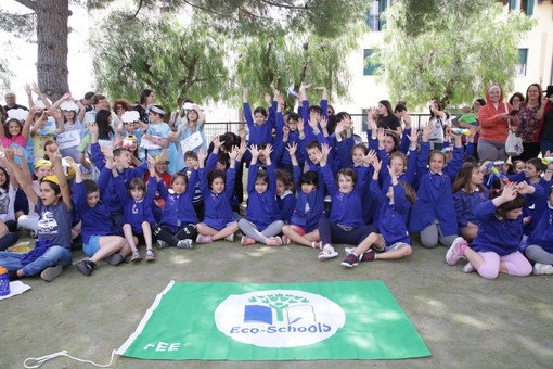 Due bandiere verdi sventolano sulle scuole di Taggia: consegnato ai bambini il vessillo che premia l'impegno per l'ambiente Due bandiere verdi sventolano sulle scuole di Taggia: consegnato ai bambini il vessillo che premia l'impegno per l'ambiente