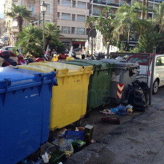Sanremo: immondizia attorno ai cassonetti vicino allo Zampillo in pieno centro, le foto del degrado