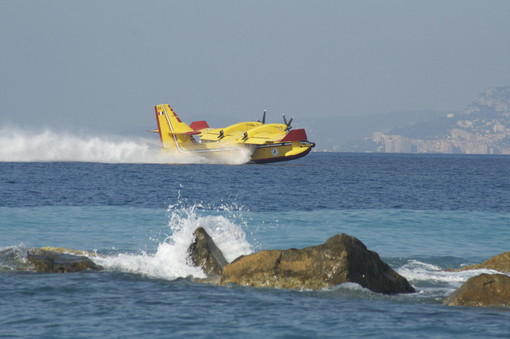 Vasto incendio boschivo tra Ventimiglia e Camporosso, intervento dei mezzi aerei