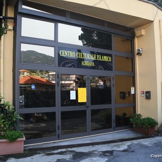 Il cartello sulla porta del centro (Foto Tonino Bonomo)