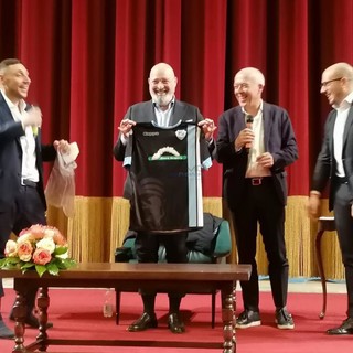 La consegna della maglia al presidente della regione Emilia Romagna, Stefano Bonaccini