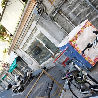 Sanremo: carrello della spesa abbandonato sotto il Casinò, lo scarso senso civico di qualcuno (Foto)