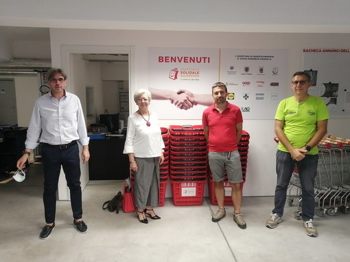 Un furgone carico di alimenti: service del Rotary Club Sanremo a sostegno dell'emporio solidale della città dei fiori